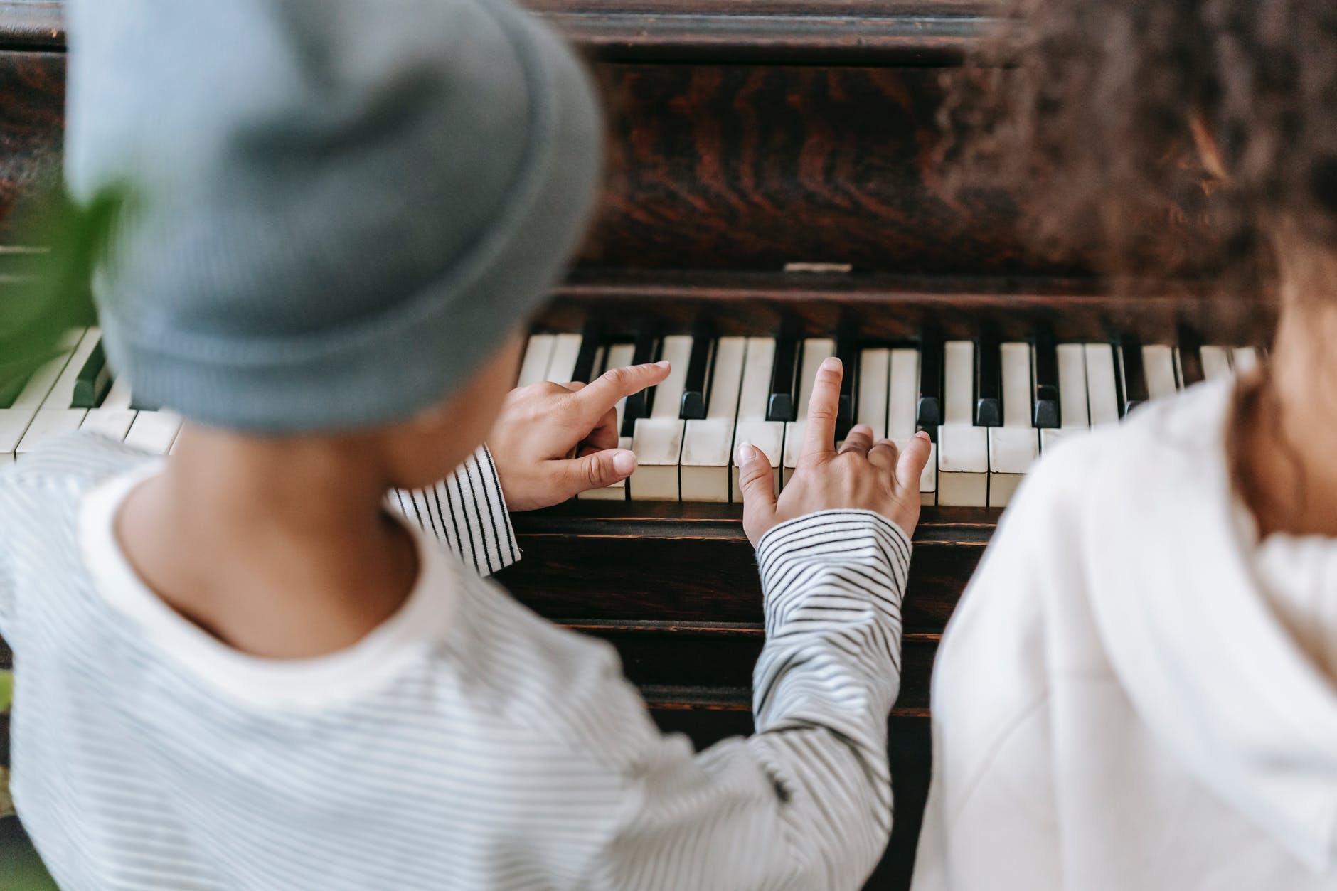 Klavieraufkleber für Kinder helfen beim Einprägen der Tasten.