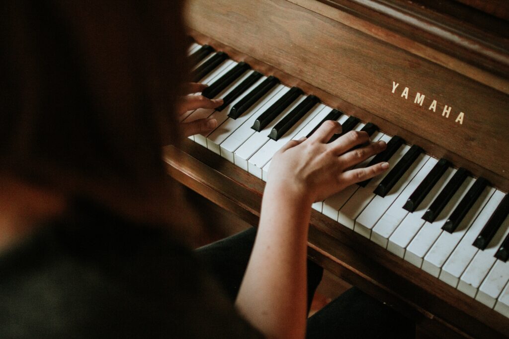 Klavier mit zwei Händen spielen lernen